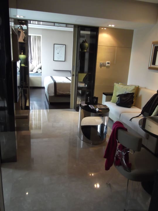 Blick von der Eingangstür in Wohn-/Schlafzimm THE ONE Executive Suites by Kempinski Shanghai