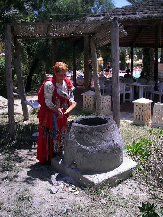 Frau beim Brotbacken Hotel Chich Khan