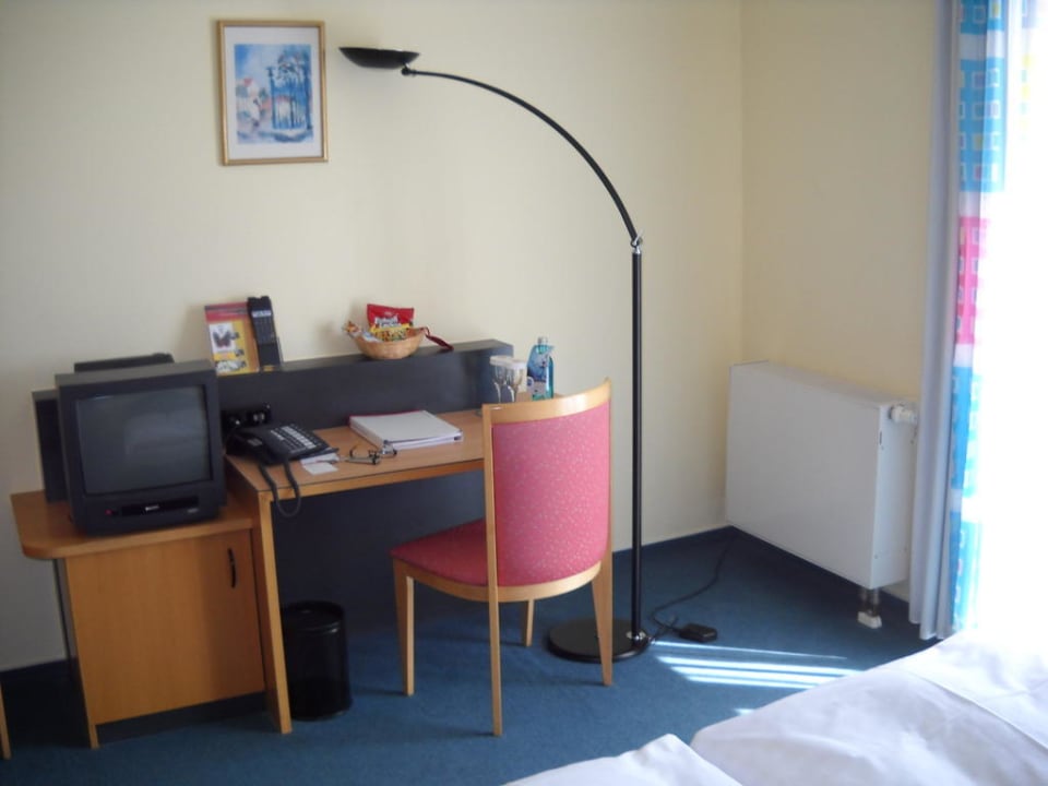 Schreibtisch & TV H+ Hotel Erfurt