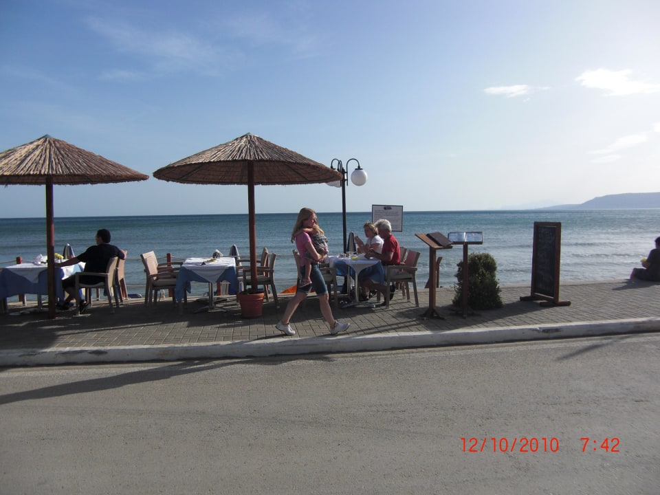 Strasse zwischen Hotel und Restaurant Hotel Corissia Princess