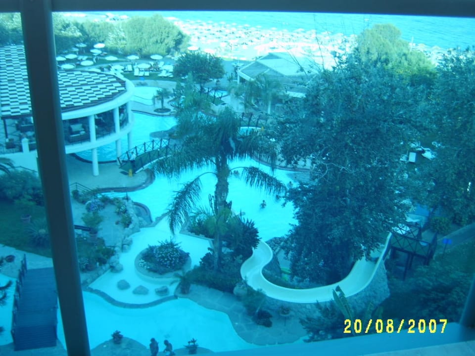 Blick durch die Balkonscheibe. Hotel Calypso Beach