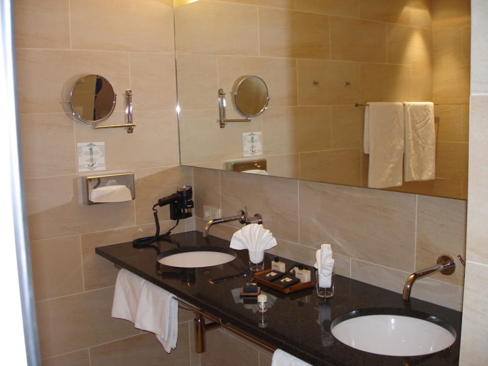 Das Bad im Standarddoppelzimmer Hotel Steffisalp