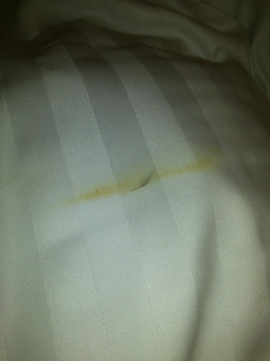 Fleck auf der Bettwäsche Hilton Düsseldorf