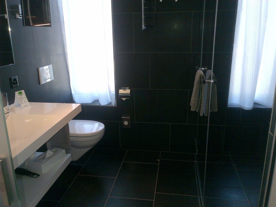 Viel Licht auch in der Nasszelle Hotel City West Chur
