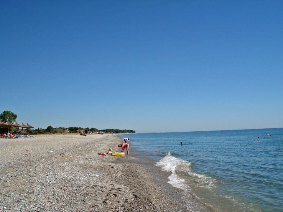 Hotel-Strand linke Seite Olympian Bay Grand Resort