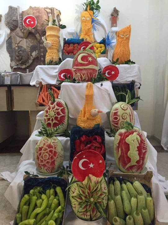 Вот такие шедевры вырезают ежедневно Aska Hotel Just in Beach