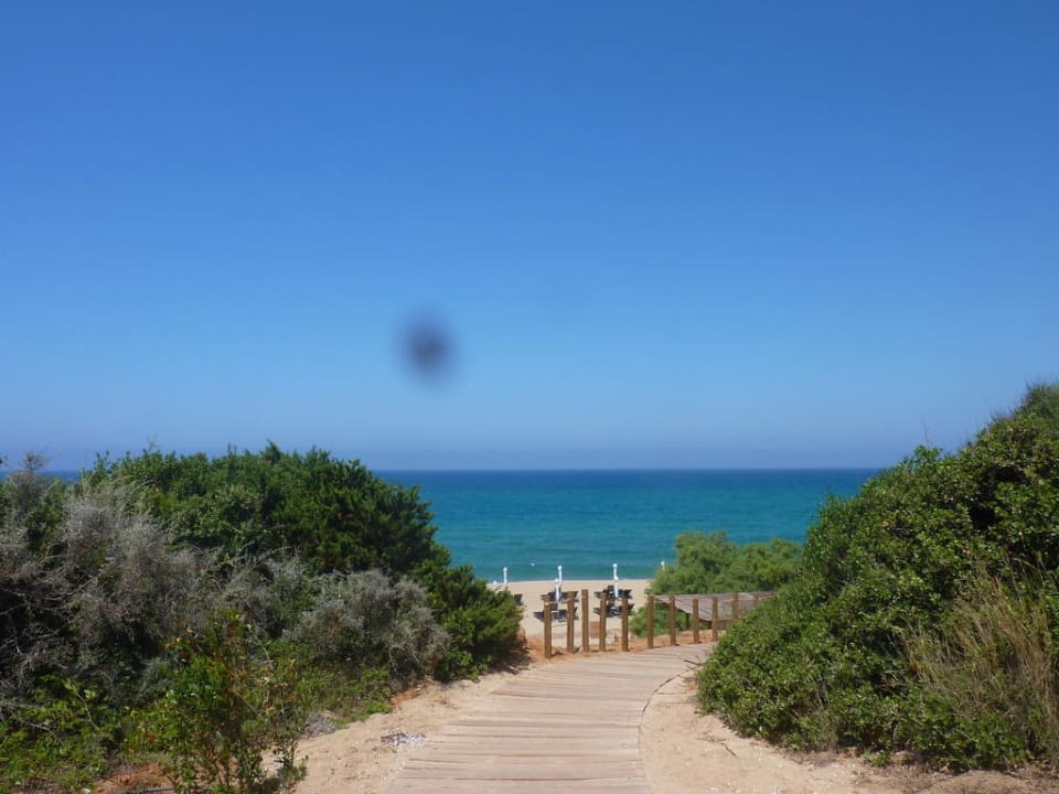 Holzweg zwischen den Dünen am Hotelstrand The Romanos, a Luxury Collection Resort, Costa Navarino
