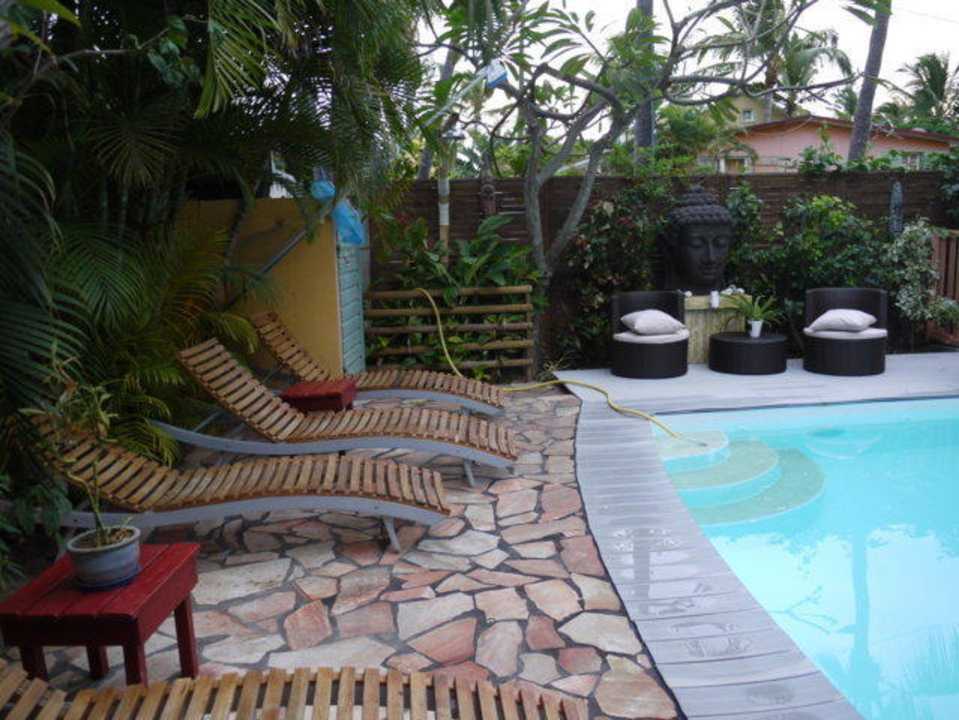 Der Swimmingpool mit Liegen & Sitzecke Hotel Les Bougainvilliers