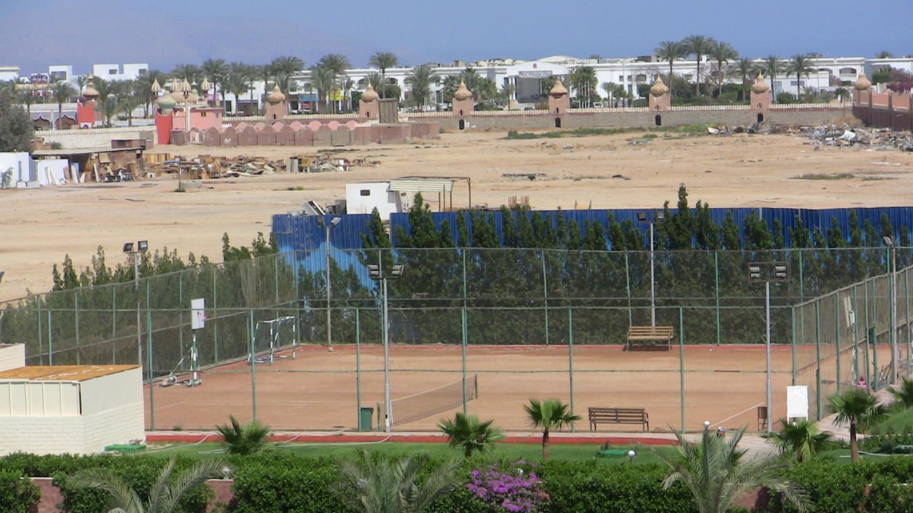 Tennisplatz gegenüberliegender Straßenseite Pickalbatros Aqua Blu Resort - Sharm El Sheikh