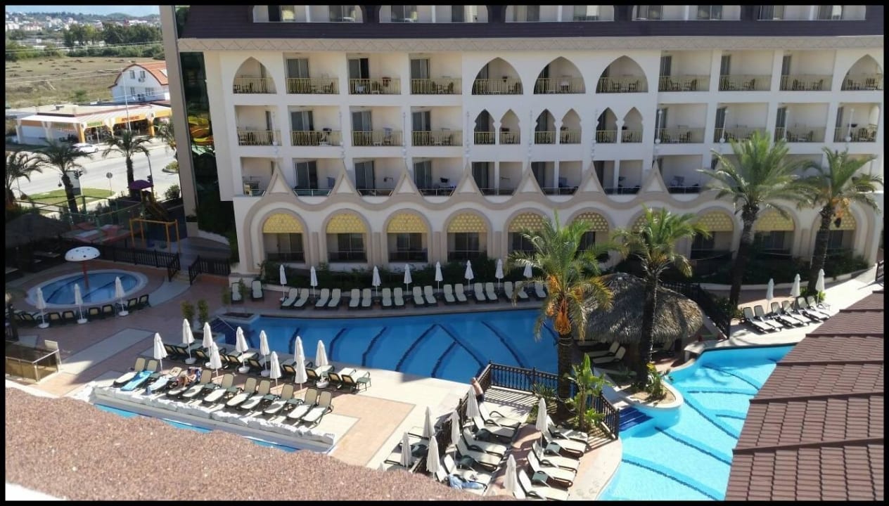 Sicht auf tolle Poollandschaft Well Palace Side