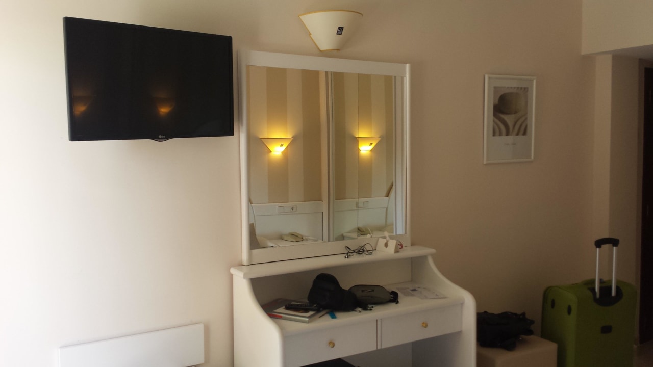 Ein Flachbild-TV 32zoll Reverence Life  - Adults only