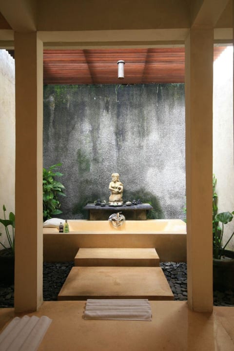 Das halboffene Bad Kayumanis Sanur Private Villa & Spa