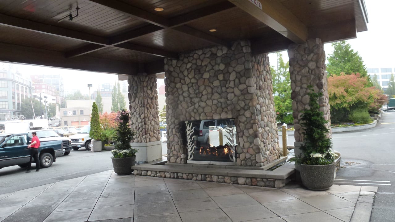 Eingang Hotel The Edgewater-A Noble House Hotel