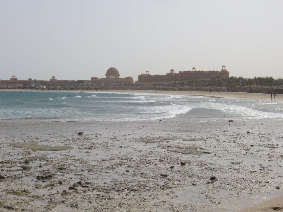 Blick auf die große Hotelanlage Malikia Resort Abu Dabbab