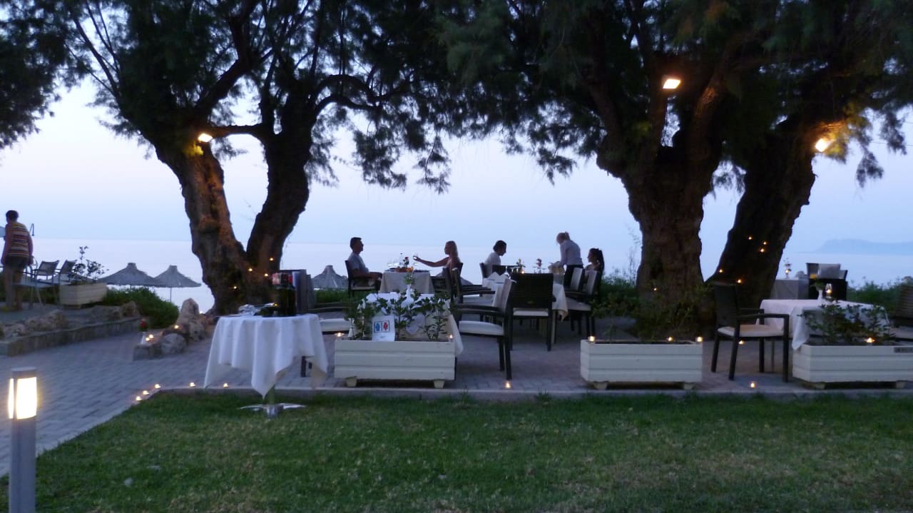 Romantisches Abendessen à la carte Giannoulis Santa Marina Beach