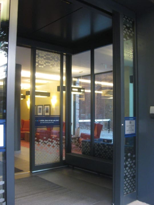 Hoteleingang Hampton by Hilton Berlin City West