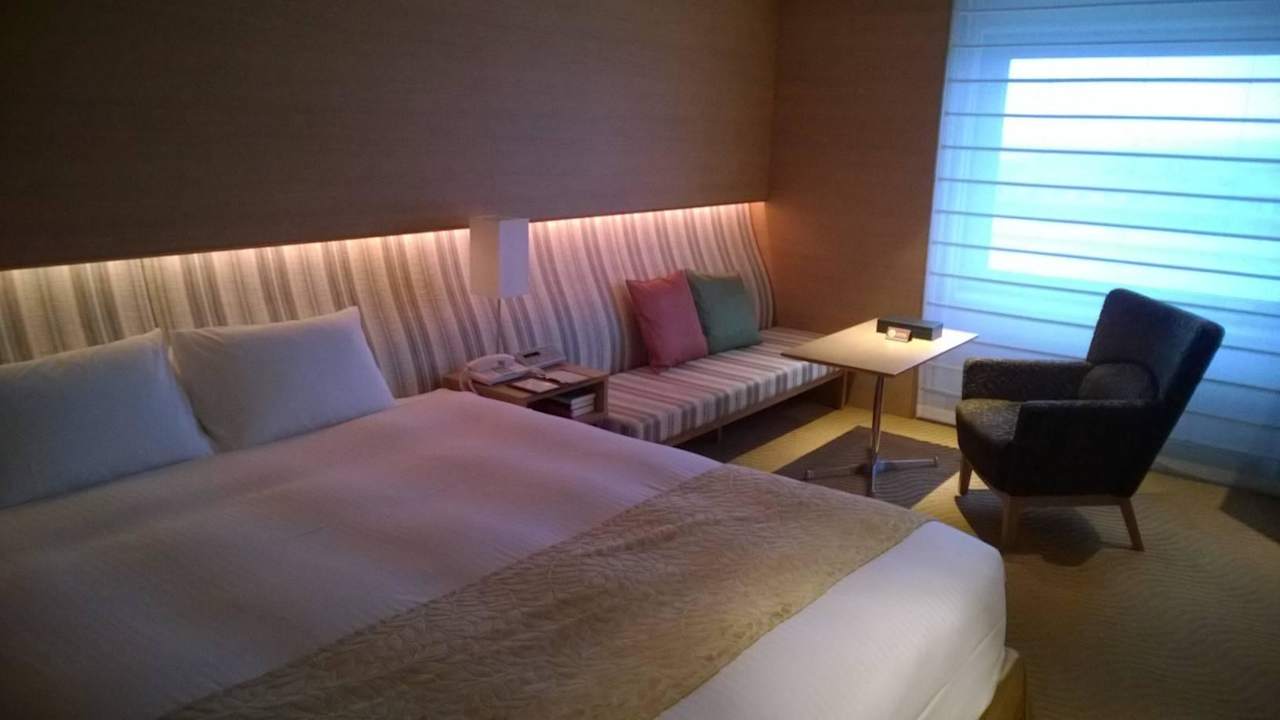 Bett und Sofa_Ecke Hotel Nikko Kansai Airport