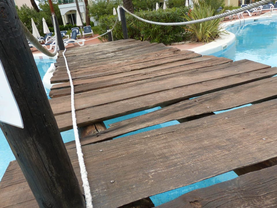 Kaputter Steg könnte man in 1 bis 2 Tagen erneuer  Garden Saladina