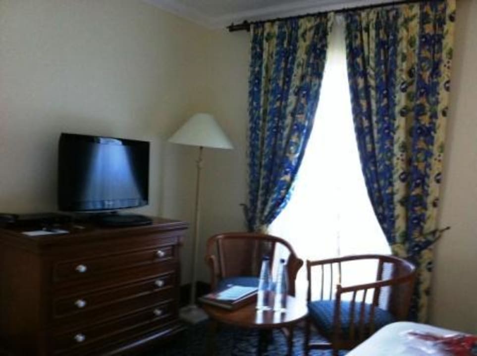 Seitenfenster, Kommode mit TV Hilton Malta