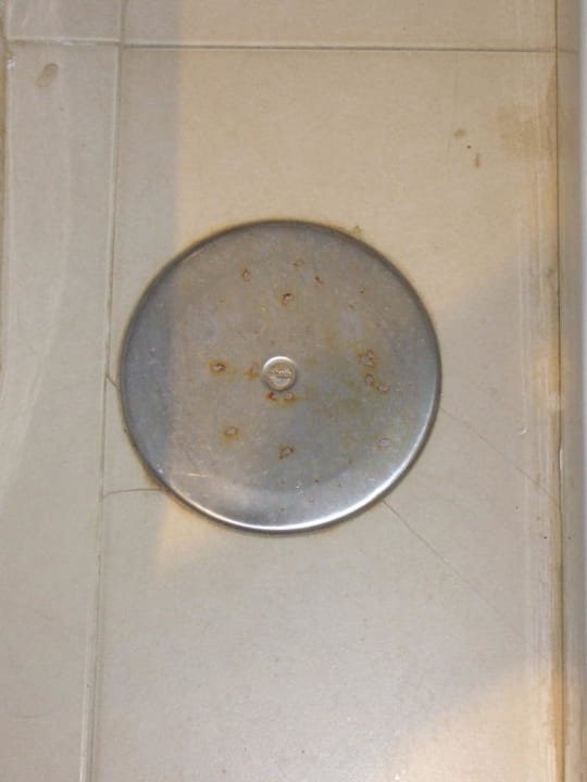 Abflussdeckel neben Toilette Ilunion Sancti Petri