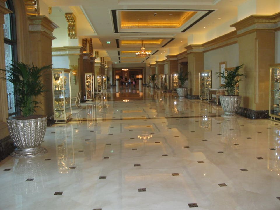 Einer der vielen Flure im Hotel Emirates Palace Mandarin Oriental