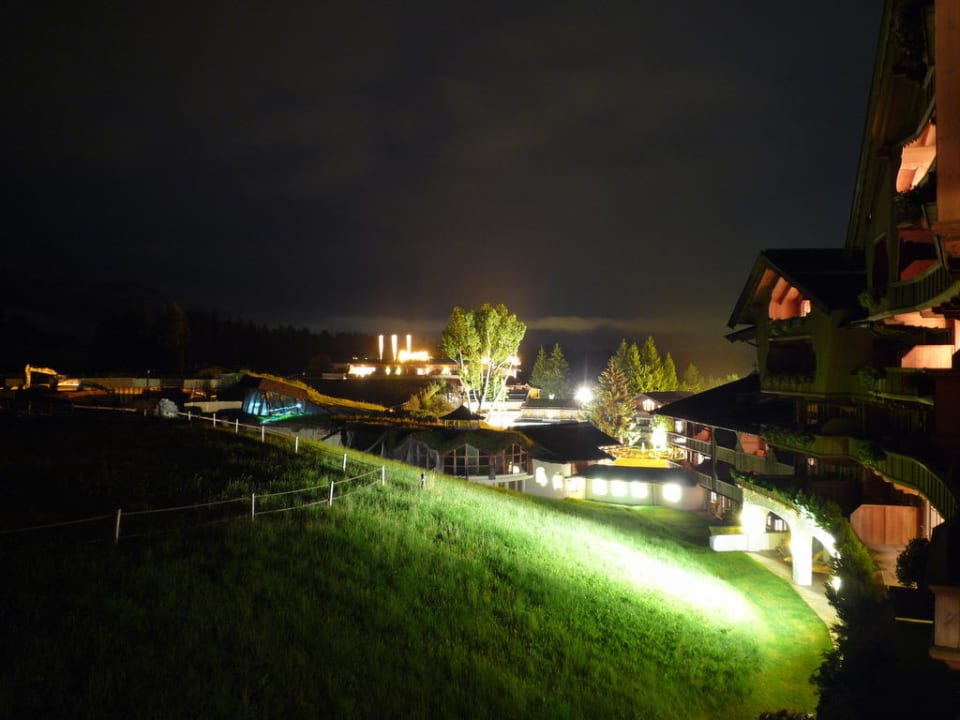 Blick auf die nächtliche Gartenanlage Biohotel Stanglwirt