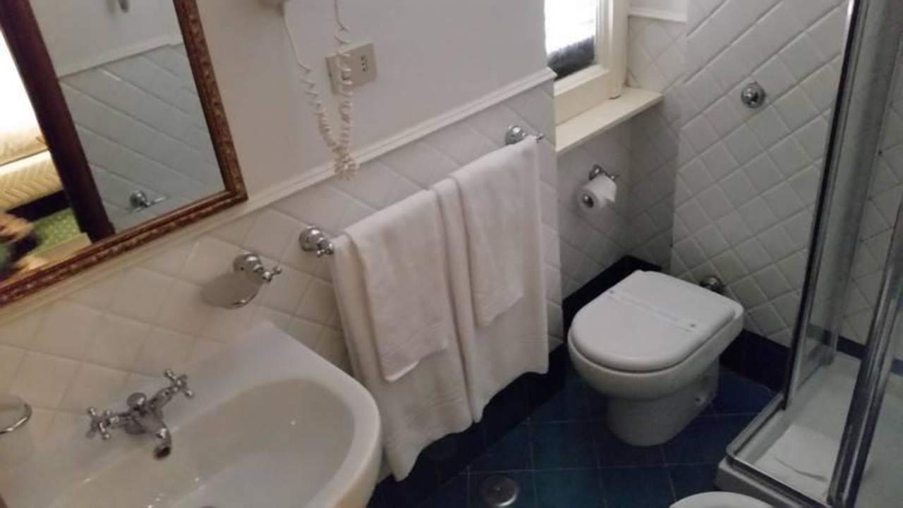 Badezimmer mit Dusche Hotel Rome Garden