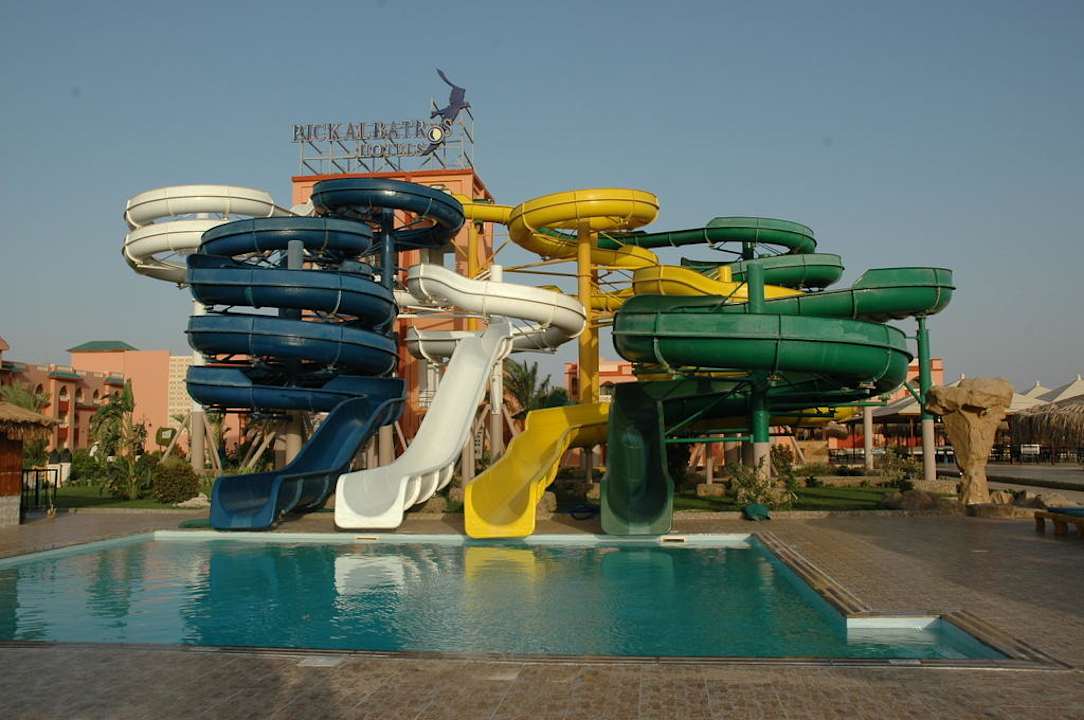 Poolanlage mit 3 Rutschen. Ein riesen Spaß. Pickalbatros Aqua Park Resort - Hurghada