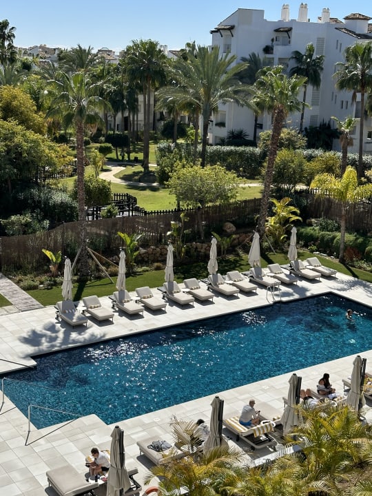 Pool Flat with sea views and next to the beach in Bahia de Marbella, Marbella