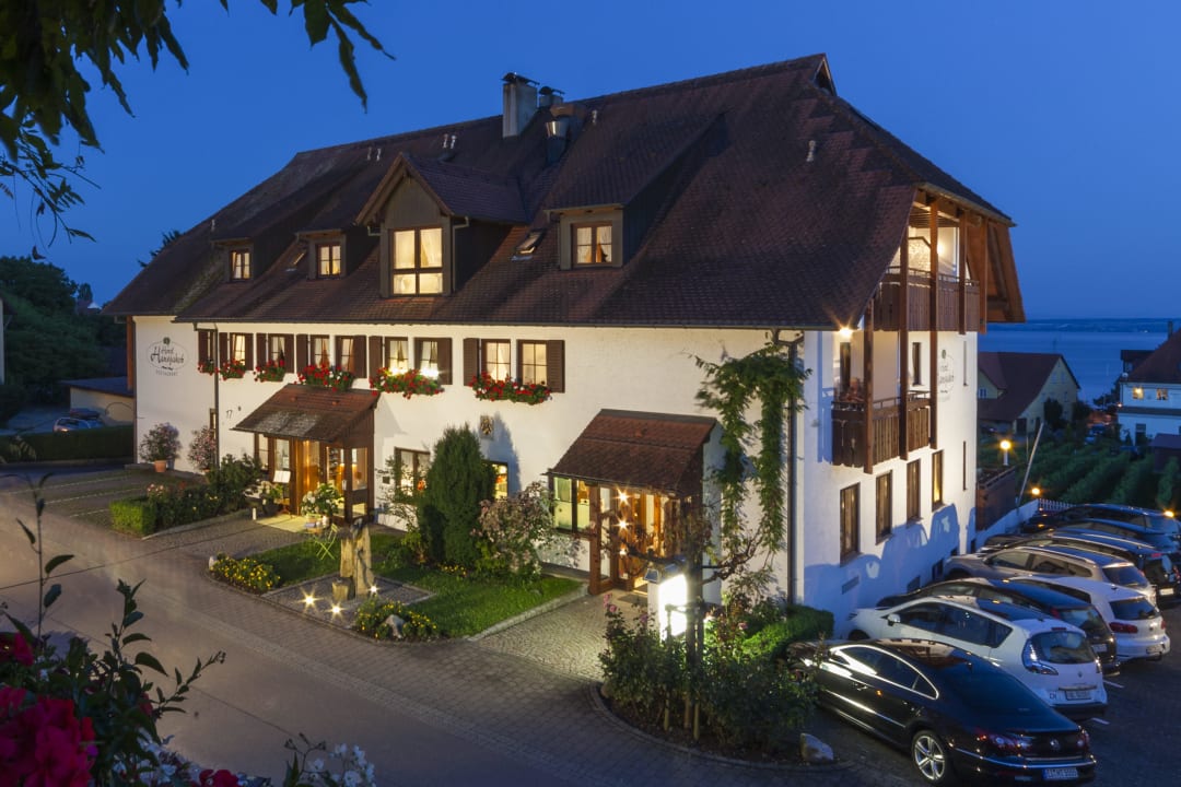 Hotelansicht bei Nacht von der Nordseite Hotel Hansjakob