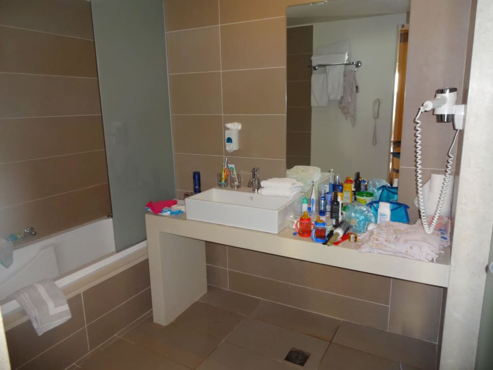 Das Bad mit Badewanne Atlantica Mikri Poli Crete