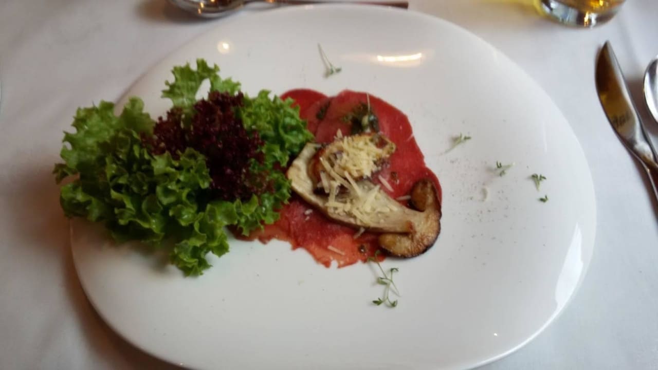 Przystawka - mięso z jelenia i borowik Hotel Stern