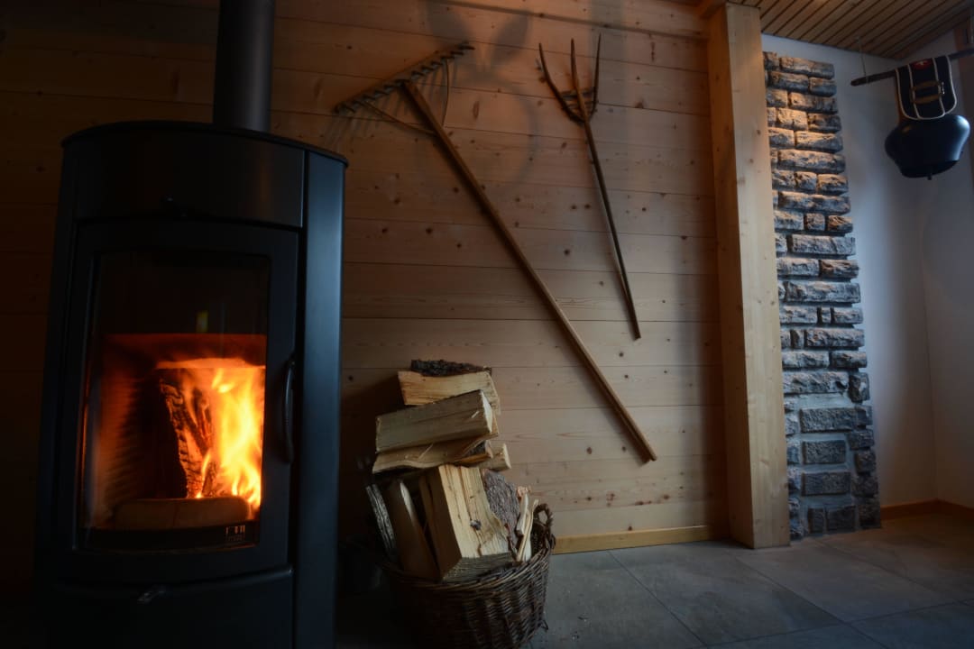 Kaminfeuer in der Gaststube Berghotel Oeschinensee