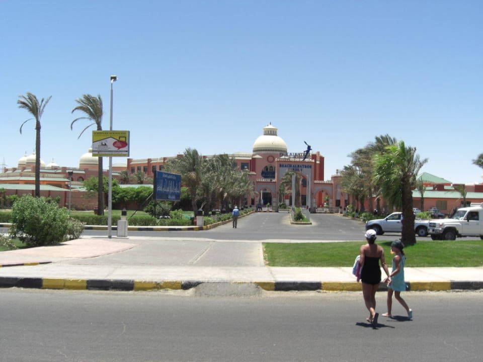 Von der Straße aus Pickalbatros Aqua Park Resort - Hurghada