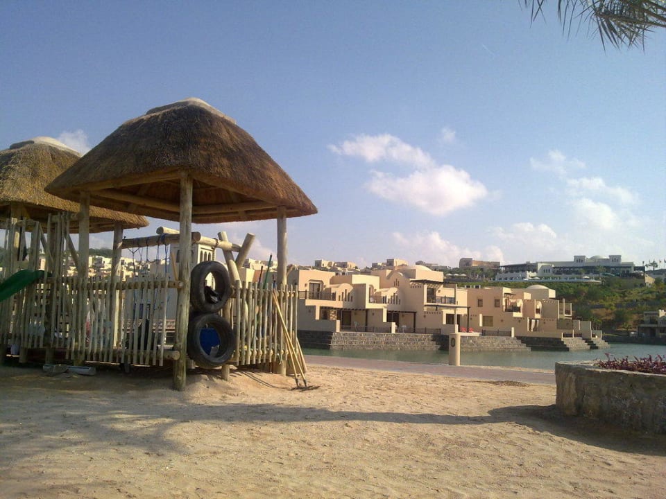 Blick vom Strand auf die Villen The Cove Rotana Resort