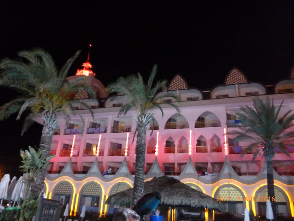 Am Abend, das Nebengebäude Well Palace Side