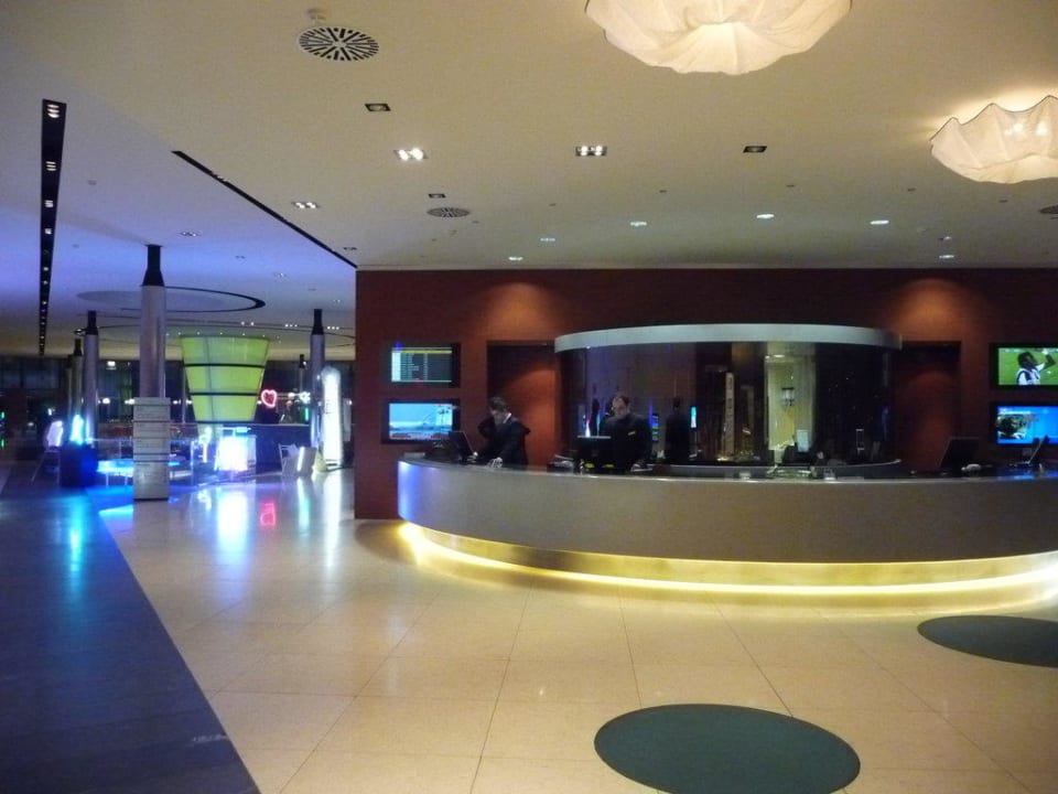 Großzügige und helle Lobby T Hotel