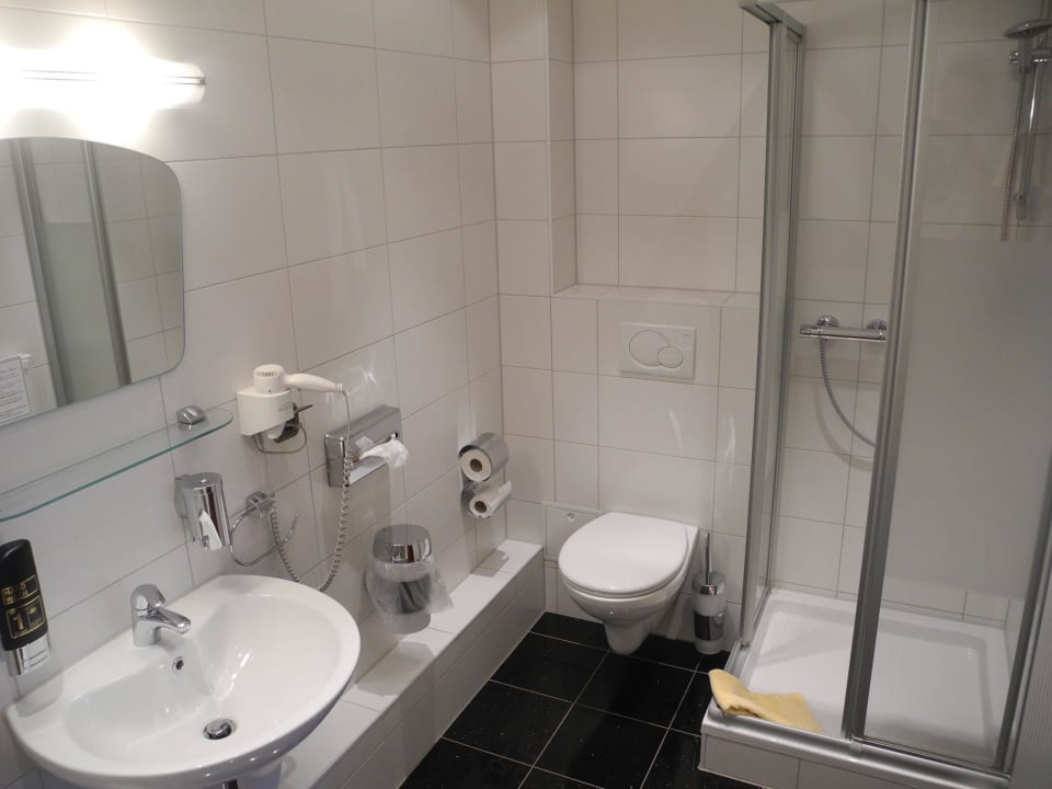 Das helle, freundliche Bad im Zimmer 252 Avalon Hotelpark Königshof