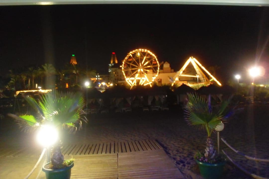 Luna Park am Abend Hotel Delphin Diva