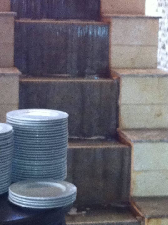 Wasserlauf hinter den Tellern/Salatbar Pickalbatros Sands Hotel - Port Ghalib