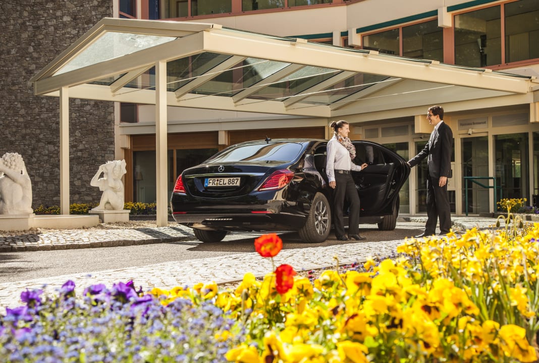 Hoteleingang mit Rondel Mercure Hotel Panorama Freiburg