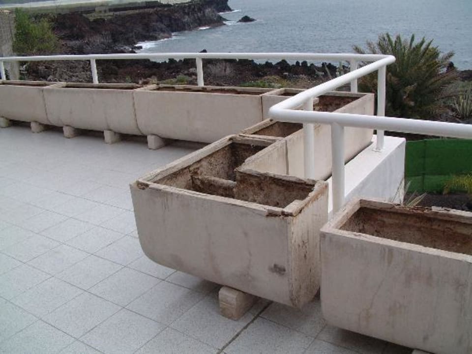 Blick über die Terrasse mit 'Blumenkübeln' Melia La Palma Hotel