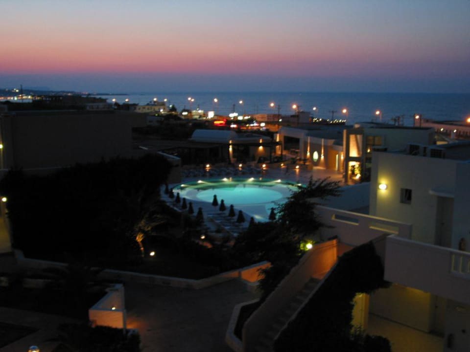 Nächtliche Blick über den Hauptpool Grand Hotel Holiday Resort