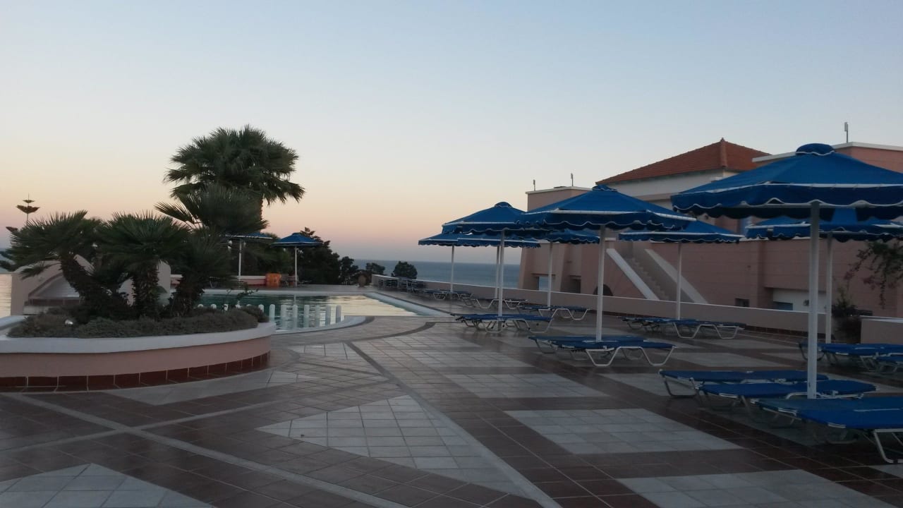 Der obere der drei Pools am Abend Mitsis Rodos Village
