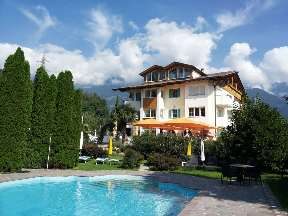 Pool und Terrasse Landhaus Hotel Kristall