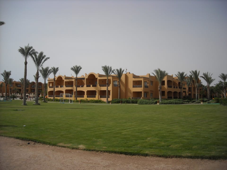 Blick vom Strand auf Hotelanlage Stella Beach Resort & Spa Makadi Bay