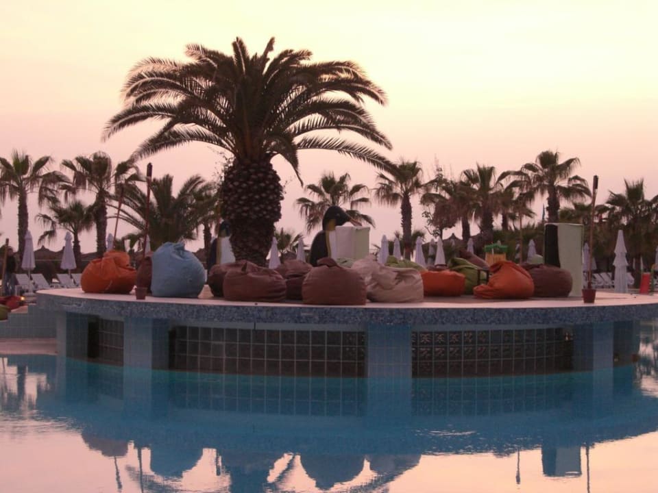 Ruhezohne am Abend am Aktiv Pool Botanik Hotel & Resort