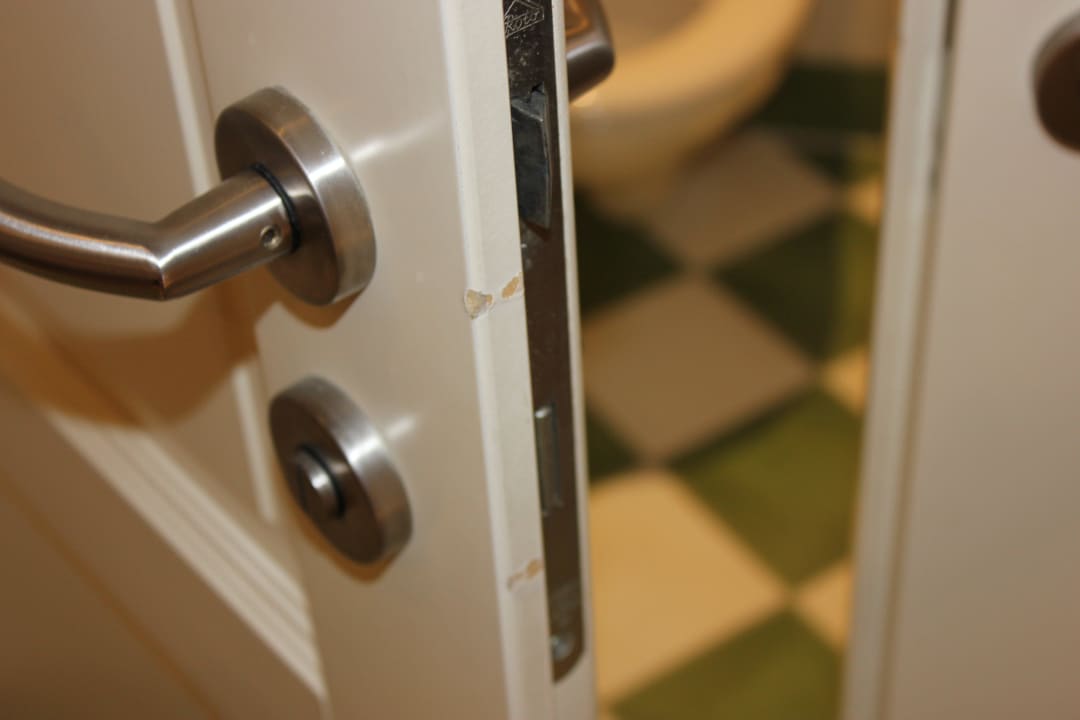 Beschädigungen an den Türkanten POST Family Resort