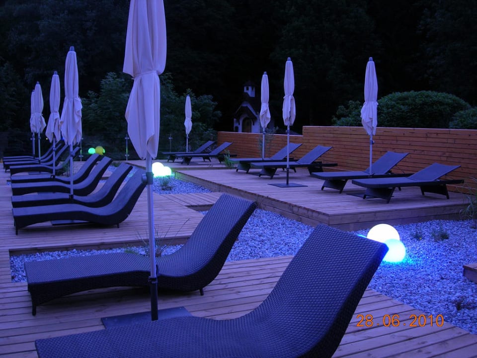 Neue Seeterrasse abends POST Family Resort