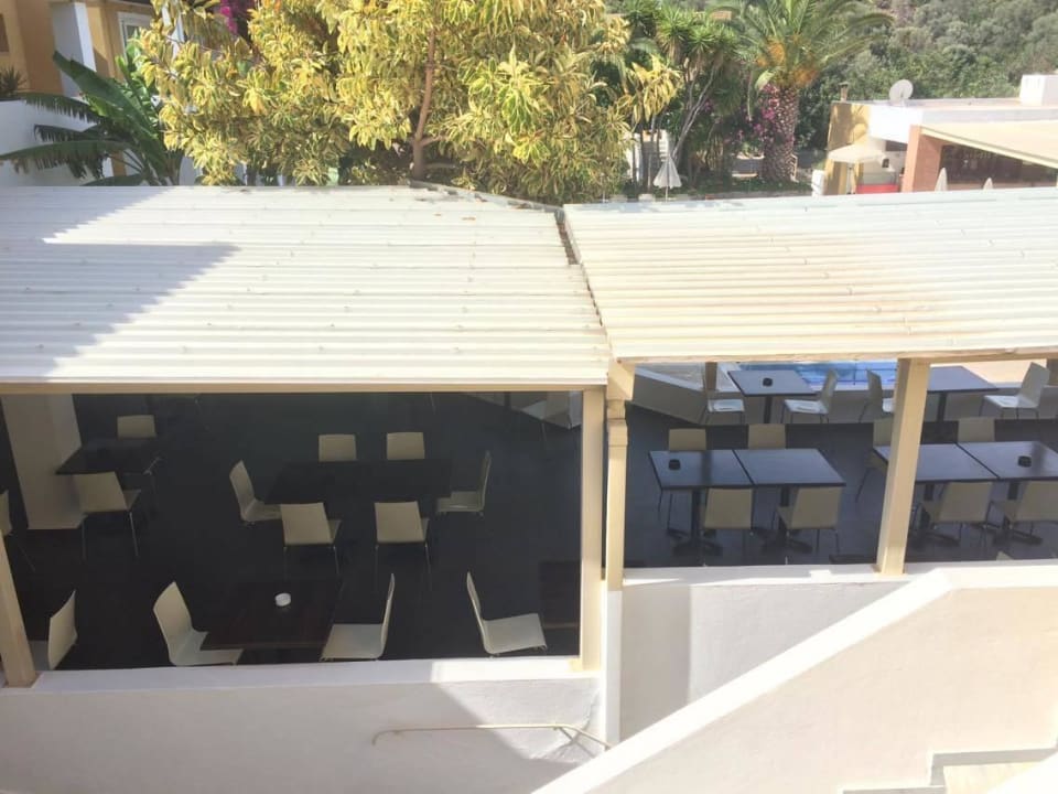Essensbereich befindet sich außen neben dem Pool Hotel Xidas Garden